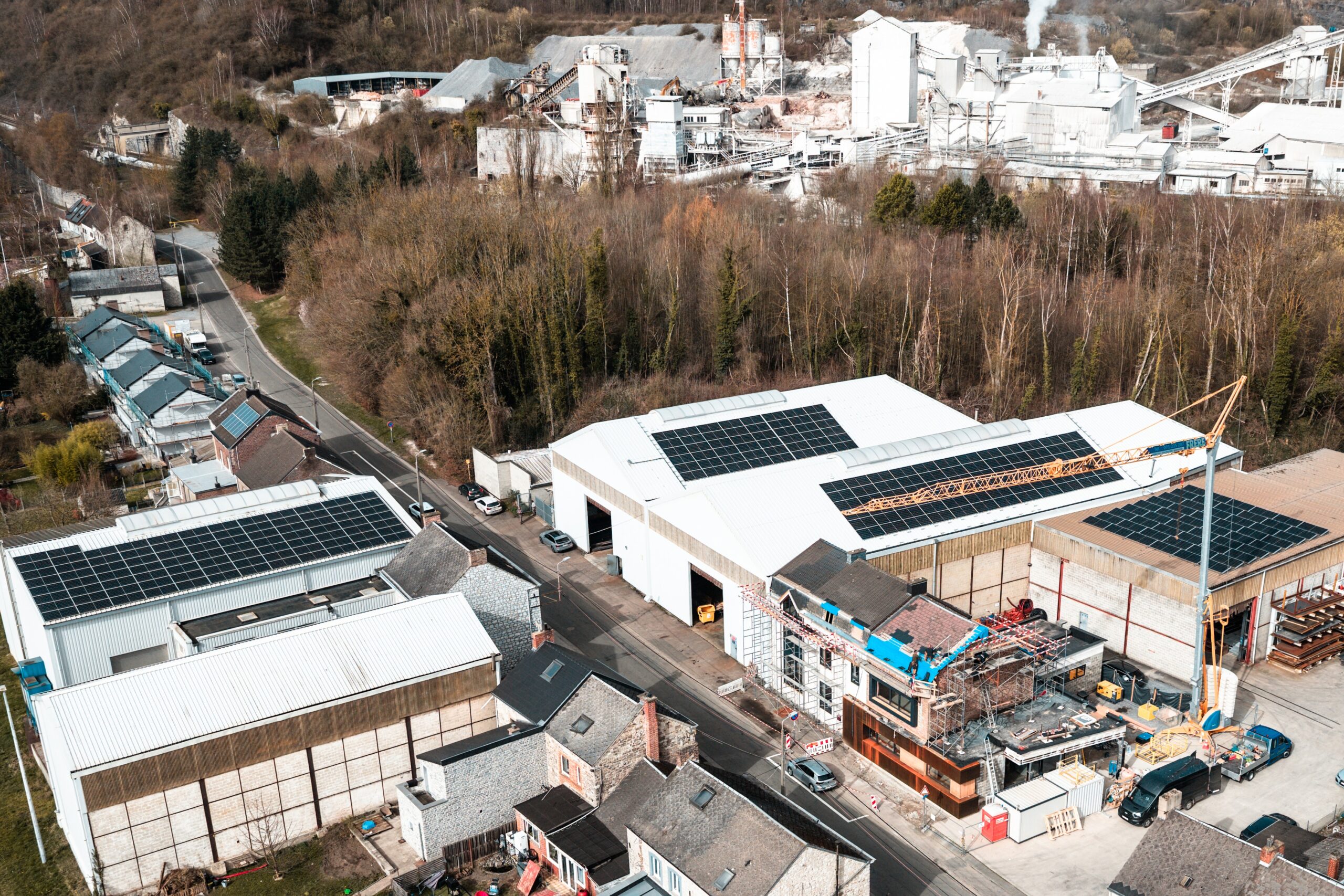 Installation de panneaux solaires et de bornes électriques